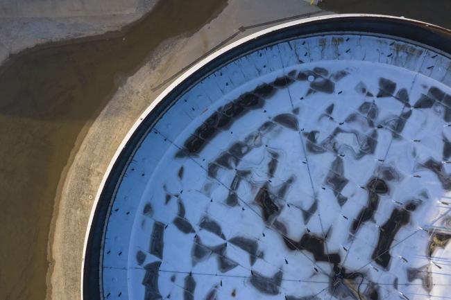 © Bloomberg. An oil storage tank is seen at the Phillips 66 Los Angeles Refinery Carson Plant in this aerial photograph taken above Carson, California, U.S., on Tuesday, April 21, 2020. U.S. crude futures plunged below zero on Monday for first time. Photographer: Bing Guan/Bloomberg