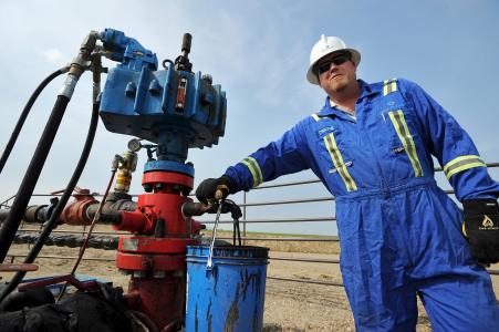 © Reuters/Dan Riedlhuber. Senior foreman Dwayne Roy checks a tap for production at an active well site during a tour of Gear Energy's well sites near Lloydminster, Saskatchewan, Canada, Aug. 27, 2015.