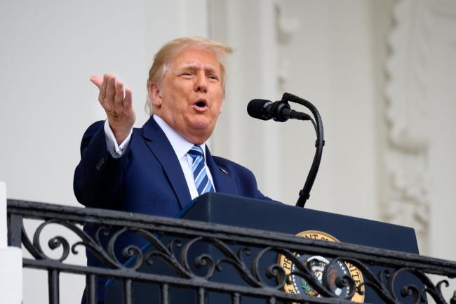 © Bloomberg. U.S. President Donald Trump speaks from the Truman Balcony of the White House in Washington, D.C., U.S., on Saturday, Oct. 10, 2020. Trump, making his first public appearance since returning from a three-day hospitalization for Covid-19, is setting the stage for a return to the campaign trail even as questions remain about whether he’s still contagious. Photographer: Erin Scott/Bloomberg