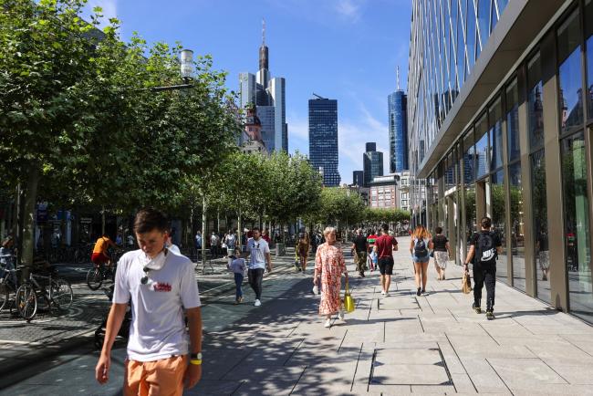 © Bloomberg. Shoppers pass along Zeil Strasse retail high street in Frankfurt, Germany, on Wednesday, Aug. 19, 2020. Germany recorded the highest number of new coronavirus cases in nearly four months, fueling fears about a resurgence of infections across Europe.