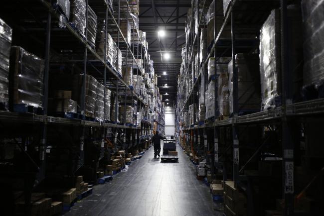 © Bloomberg. Worker at a U.S. distribution center during lockdown. Photographer: Luke Sharrett/Bloomberg