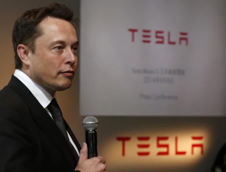 © Reuters. Tesla Motors CEO Elon Musk speaks during a news conference in Tokyo, Sept. 8, 2014. The Silicon Valley electric carmaker is expected to announce a wider third-quarter loss later Tuesday.