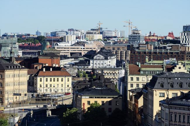 © Bloomberg. Old and new commercial and residential buildings stand on the city skyline in Stockholm, Sweden, on Wednesday, June 28, 2017. Just as Sweden’s biggest mortgage banks start raising interest rates, the country’s state-backed home-loan provider says it’s cutting customers’ borrowing costs in a move that threatens to hurt industry profits after years of negative rates. Photographer: Mikael Sjoberg/Bloomberg