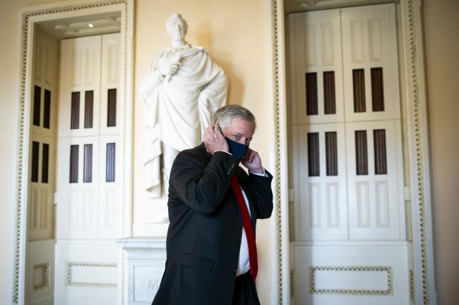 © Bloomberg. Mark Meadows, White House chief of staff, puts on a protective mask after speaking to members of the media at the U.S. Capitol in Washington, D.C., U.S., on Saturday, Aug. 22, 2020. U.S. Postmaster General Louis DeJoy said yesterday there's been no attempt by President Donald Trump or his administration to interfere with Postal Service operations in order to thwart voting by mail as he defended his management of the agency during a virtual Senate hearing.