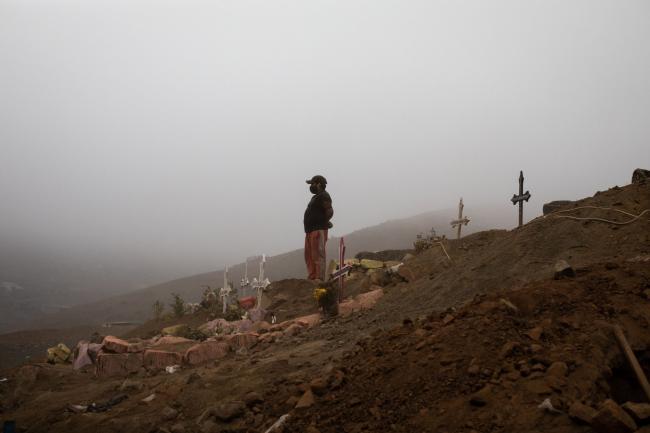 © Bloomberg. A cemetery worker wears a protective mask at the Nueva Esperanza cemetery in Lima, Peru, on Wednesday, June 17, 2020. Peru is battling one of the worst outbreaks of coronavirus in South America, with more than 241,000 cases and over 7,000 deaths.