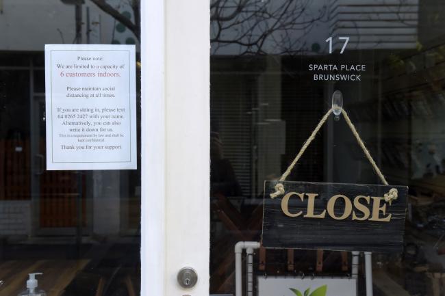 © Bloomberg. A 'Close' sign hangs next to a customer information notice at a cafe in the Brunswick suburb of Melbourne, Australia, on Tuesday, Jun 30, 2020. Victoria, Australia's second-most populous state, faces isolation from much of the country due to a spike in coronavirus cases that's jeopardizing the economic recovery. Photographer: Carla Gottgens/Bloomberg