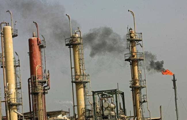 © Bloomberg. BAGHDAD, IRAQ - NOVEMBER 5: The Daura oil refinery is seen on November 5, 2009 in Baghdad, Iraq. Iraq and a grouping of U.S and European oil companies Exxon Mobil Corp and Royal Dutch Shell PLC signed a $50 billion contract today to develop the West Qurna oilfield, two days after the Iraqi South Oil Company signed a technical service contract with Britain's BP and China's CNPC to develop the Rumaila oilfield. The Iraqi government is trying to attract foreign investment, especially in the oil sector, in hopes of reviving its war-torn economy. Iraq has the third largest oil reserve in the world but it is producing way below its potential. (Photo by Muhannad Fala'ah/Getty Images) Photographer: Muhannad Fala'ah/Getty Images Europe