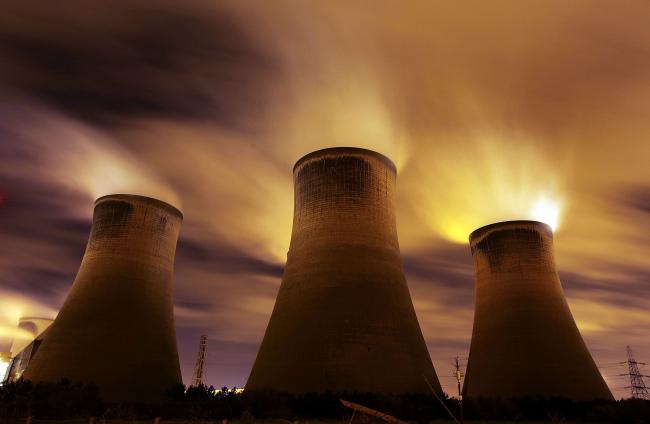 © Bloomberg. WARRINGTON, UNITED KINGDOM - NOVEMBER 16: The coal fueled Fiddlers Ferry power station emits vapour into the night sky on November 16, 2009 in Warrington, United Kingdom. As world leaders prepare to gather for the Copenhagen Climate Summit in December, the resolve of the industrial nations seems to be weakening with President Obama stating that it would be impossible to reach a binding deal at the summit. Climate campaigners are concerned that this disappointing announcement is a backward step ahead of the summit. (Photo by Christopher Furlong/Getty Images)