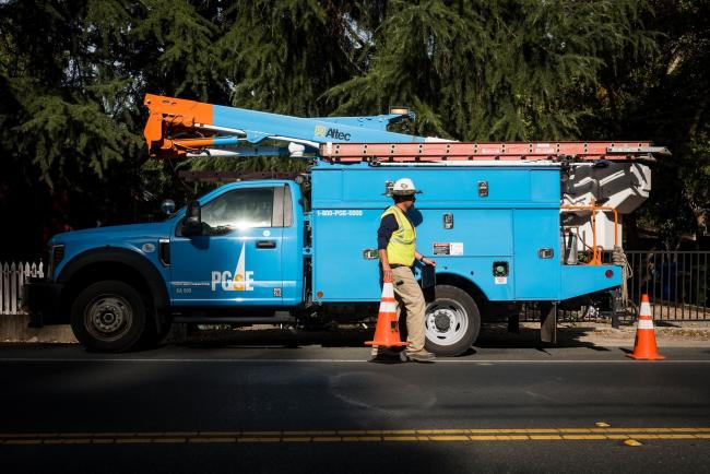 © Bloomberg. A PG&E Corp. troubleman first responder moves a safety cone in Calistoga, California, U.S., on Thursday, Oct. 24, 2019. In a deliberate blackout designed to keep power lines from igniting wildfires, PG&E and other utilities have cut service to nearly 200,000 homes and business in shutoffs that could eventually affect 1.5 million people as wind storms threaten to knock down power lines. Photographer: David Paul Morris/Bloomberg