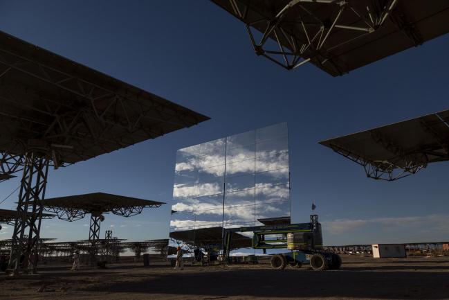 © Bloomberg. Workers clean a heliostat panel at the Cerro Dominador Solar Thermal Plant in the Atacama desert in the commune of Maria Elena, Antofagasta region, Chile, on Wednesday, Aug. 1, 2018. Cerro Dominador, South America's only solar-thermal project, will be a breathtaking piece of engineering, with 10,800 giant mirrors focusing light to the top of a tower more than twice the height of the Statue of Liberty. Photographer: Cristobal Olivares/Bloomberg