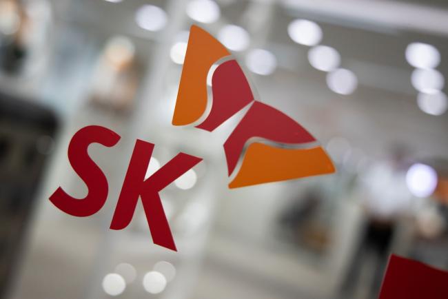 © Bloomberg. Signage for SK Group is displayed at the entrance to the company's office in Seongnam, South Korea, on Monday, July 22, 2019. SK Hynix is scheduled to release earnings figures on July 25. Photographer: SeongJoon Cho/Bloomberg