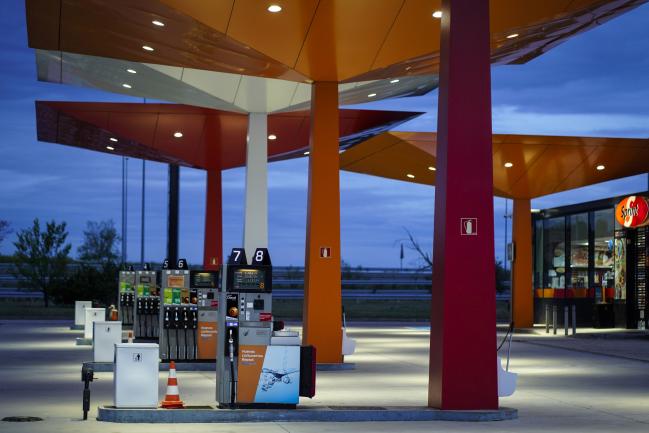 © Bloomberg. Overhead lighting illuminates pumps on the forecourt of a Repsol SA gas station as night falls in Madrid, Spain, on Monday, April 6, 2020. The world’s largest oil producers are inching closer to an unprecedented global deal to rescue the energy industry from collapse after the U.S. said production will drop dramatically. Photographer: Paul Hanna/Bloomberg