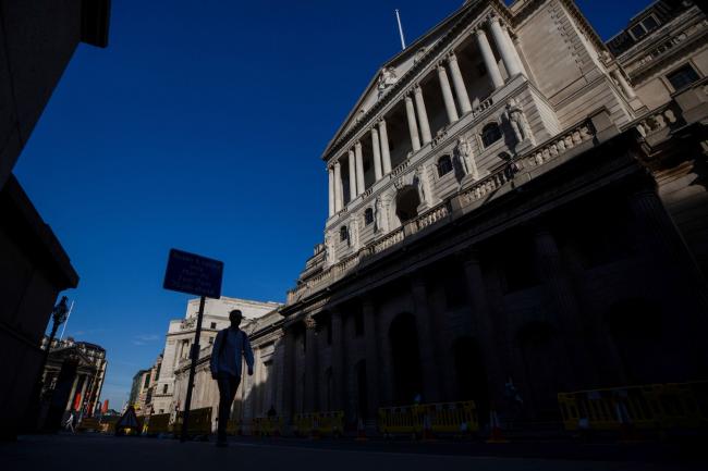 © Bloomberg. A pedestrian walks past the Bank of England (BOE) in the City of London, U.K., on Tuesday, Aug. 4, 2020. Bank of England officials could signal on Thursday that the case for more monetary stimulus is growing as a nascent rebound from the pandemic-induced recession risks fading.