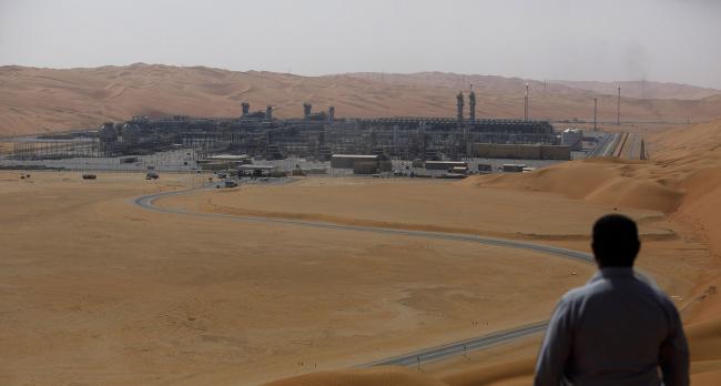 © Bloomberg. An employee looks out over the Natural Gas Liquids (NGL) facility in Saudi Aramco's Shaybah oilfield in the Rub' Al-Khali (Empty Quarter) desert in Shaybah, Saudi Arabia. Photographer: Simon Dawson/Bloomberg