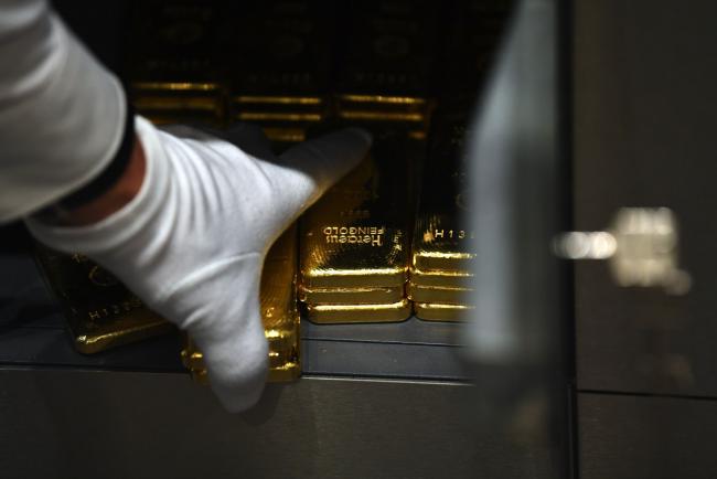 © Bloomberg. An employee places gold bars into a safety deposit box in the precious metals vault at Pro Aurum KG in Munich, Germany, on Wednesday, July 22, 2020. Silver jumped to the highest in almost seven years and gold continued its march toward a record on expectations there’ll be more stimulus to help the global economy recover from the coronavirus pandemic. Photographer: Andreas Gebert/Bloomberg