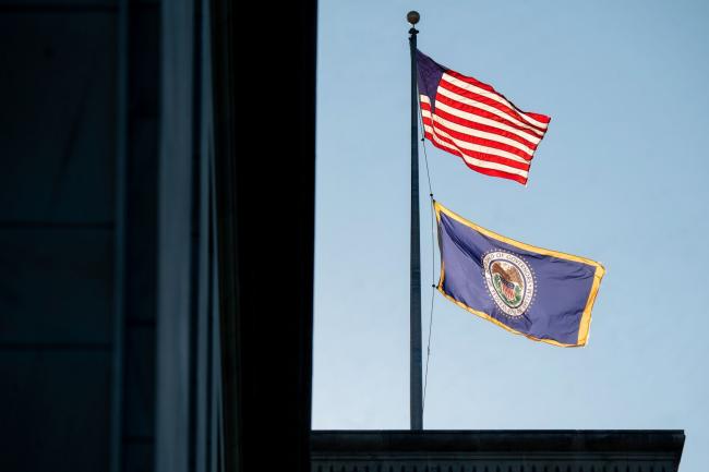 © Bloomberg. Flags for the U.S. and the U.S. Federal Reserve fly outside the Federal Reserve building in Washington, D.C., U.S., on Tuesday, Aug. 18, 2020. In addition to helping rescue the U.S. economy amid the coronavirus pandemic, Fed Chair Jerome Powell and colleagues also spent 2020 finishing up the central bank’s first-ever review of how it pursues the goals of maximum employment and price stability set for it by Congress. Photographer: Erin Scott/Bloomberg