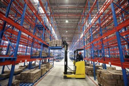 © Reuters. An employee works at a logistic center in Huaibei, Anhui province, on Jan. 20, 2015.