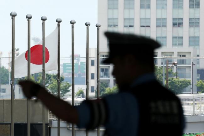 © Bloomberg. A police officer stands as a Japanese flag flies near the International Exhibition Center (INTEX) ahead of the 2019 Group of 20 (G-20) Summit in Osaka, Japan, on Saturday, June 22, 2019. Central bankers hand back the spotlight to presidents and prime ministers this week as leaders from the Group of 20 gather for a summit in Japan. Photographer: Buddhika Weerasinghe/Bloomberg