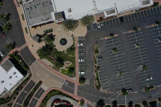 © Bloomberg. A nearly-empty parking lot at a shopping complex in San Diego. Photographer: Bing Guan/Bloomberg
