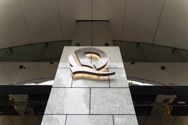 © Bloomberg. The China Evergrande Group logo is displayed in front of the China Evergrande Centre in Hong Kong, China, on Friday, Sept. 25, 2020. China Evergrande Group is facing a crisis of confidence among creditors who've lent the world's most indebted developer more than $120 billion. Photographer: Chan Long Hei/Bloomberg