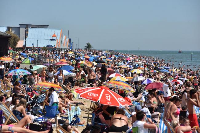 © Bloomberg. SOUTHEND-ON-SEA, ENGLAND - JUNE 25: A general view of crowds on the beach on June 25, 2020 in Southend-on-Sea, England. The UK is experiencing a summer heatwave, with temperatures in many parts of the country expected to rise above 30C and weather warnings in place for thunderstorms at the end of the week. (Photo by John Keeble/Getty Images)