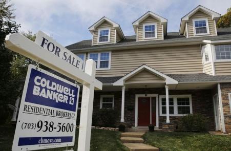 © Reuters. U.S. single-family home prices rose at a slower pace than expected in October, after home prices recorded a 4.6 percent annual gain in October vs. 4.8 percent in September, according to the S&P/Case-Shiller U.S. National Home Price Index.