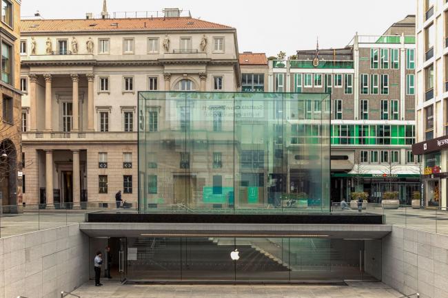 © Bloomberg. An Apple store stands closed in Milan on March 12. Photographer: Alberto Bernasconi/Bloomberg