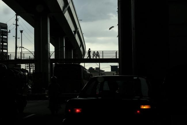 © Bloomberg. Pedestrians use an elevated walkway to cross an intersection in Quezon City, Metro Manila, the Philippines, on Tuesday, July 21, 2020. Coronavirus cases in the Philippines have more than tripled since stay-home orders in the capital were lifted and most businesses were allowed to reopen starting June. Photographer: Veejay Villafranca/Bloomberg