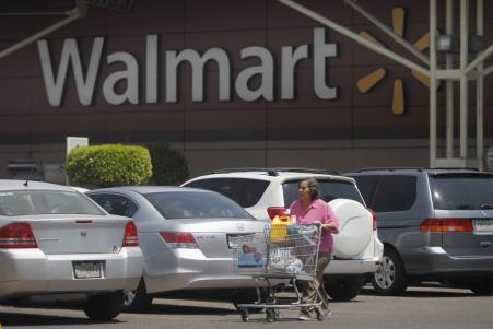 © Reuters. Wal-Mart Stores Inc. will report earnings Thursday and economists expect the retail giant to report fiscal fourth quarter net income of .98 billion, or earnings per share of alt=