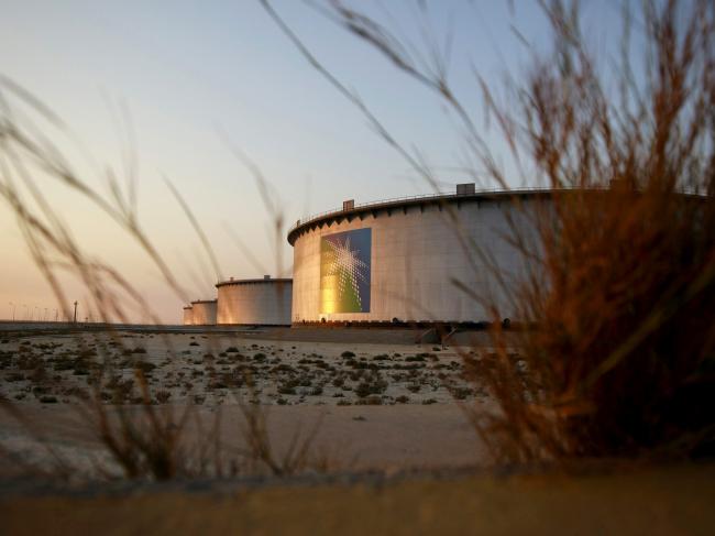 © Bloomberg. Juaymah tank farm at Saudi Aramco's Ras Tanura oil refinery and oil terminal in Ras Tanura, Saudi Arabia Photographer: Simon Dawson/Bloomberg
