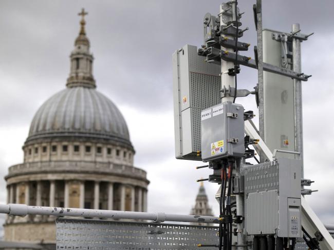 © Bloomberg. An array of 5G masts including Huawei Technologies Co. 5G equipment, bottom right, installed on a rooftop overlooking St. Paul's Cathedral by EE the wireless network provider, owned by BT Group Plc, during trials in the City of London, U.K., on Friday, March 15, 2019. Europe would fall behind the U.S. and China in the race to install the next generation of wireless networks if governments ban Chinese equipment supplier Huawei Technologies Co. over security fears, according to an internal assessment by Deutsche Telekom AG. Photographer: Simon Dawson/Bloomberg
