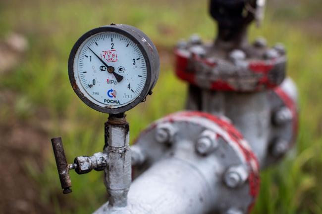 © Bloomberg. A pressure gauge sits attached to crude oil pipework in an oilfield near Almetyevsk, Russia, on Sunday, Aug. 16, 2020. Oil fell below $42 a barrel in New York at the start of a week that will see OPEC+ gather to assess its supply deal as countries struggle to contain the virus that’s hurt economies and fuel demand globally. Photographer: Andrey Rudakov/Bloomberg