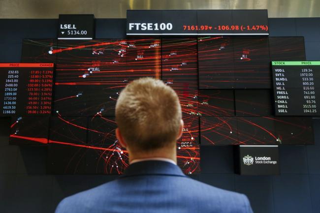 © Bloomberg. An employee views a FTSE 100 share index board in the atrium of the London Stock Exchange Group Plc's offices in London, U.K., on Wednesday, May 29, 2019. While the FTSE 100 Index has climbed about 15 percent since June 2016 in local currency, it's down in both euro and dollar terms. Photographer: Luke MacGregor/Bloomberg