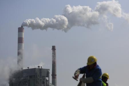 © Reuters. China's CO2 emissions dropped last year for the first time in more than a decade, a sign that the country's attempts to curb its climate-change pollution are starting to take hold.