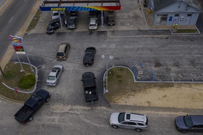 © Bloomberg. Vehicles line up for fuel at a gas station in Sumter, South Carolina, U.S. on May 11. Photographer: Micah Green/Bloomberg