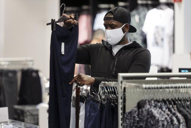© Bloomberg. A customer wearing a protective mask shops at a Hennes & Mauritz (H&M) clothing store at Westfield San Francisco Centre in San Francisco, California, U.S., on Thursday, June 18, 2020. San Francisco moved into Phase 2B on Monday, opening up outdoor dining and allowing customers to go inside retail stores to shop.