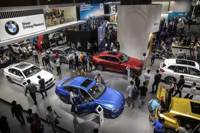 © Bloomberg. Vehicles are displayed at the BMW AG booth at the Guangzhou International Automobile Exhibition in Guangzhou, China, on Friday, Nov. 16, 2018. More than 60 new models are being unveiled at the auto show in the southern city of Guangzhou starting Friday, with manufacturers betting on swanky SUVs and electric cars to revive a market headed for its first annual slump in at least two decades. Photographer: Qilai Shen/Bloomberg