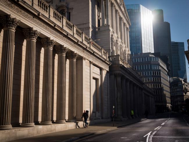 © Bloomberg. Un viajero pasa el 24 de marzo por el Banco de Inglaterra en la ciudad de Londres. Fotógrafo: Jason Alden / Bloomberg