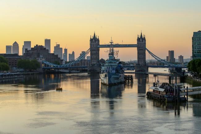 © Bloomberg. The sun rises beyond Tower Bridge in London, U.K., on Friday, May 29, 2020. For the last 11 weeks, Europe's financial center has been staffed with skeleton crews, particularly on the high-speed trading desks that are difficult to run from home. Photographer: Hollie Adams/Bloomberg