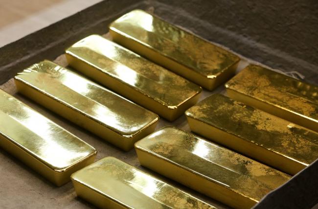 © Bloomberg. Freshly cast gold ingot bars sit on a trolley following manufacture at the JSC Krastsvetmet non-ferrous metals plant in Krasnoyarsk, Russia, on Tuesday, Nov. 5, 2019. Gold headed for the biggest weekly loss in more than two years as progress in U.S-China trade talks hammered demand for havens and sent miners’ shares tumbling. Photographer: Andrey Rudakov/Bloomberg