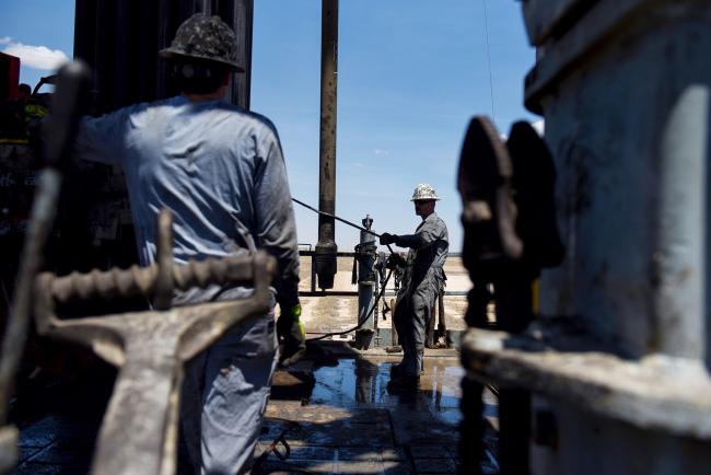 © Bloomberg. Contractors operate a drilling pipe at a Colgate Energy LLC oil rig in Reeves County, Texas, U.S., on Wednesday, Aug. 22, 2018. Spending on water management in the Permian Basin is likely to nearly double to more than $22 billion in just five years, according to industry consultant IHS Markit. Photographer: Bloomberg/Bloomberg