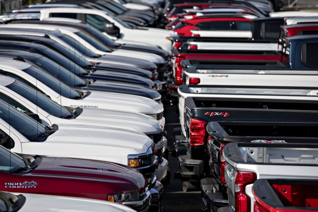 © Bloomberg. General Motors Co. Chevrolet Silverado trucks are displayed at a car dealership in Tinley Park, Illinois.