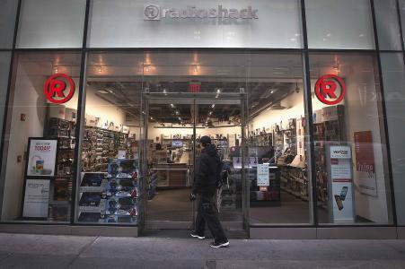 © REUTERS/Carlo Allegri/Files. A RadioShack store is pictured in the Manhattan borough of New York in this Jan. 15, 2015, file photo. A bankruptcy judge in Delaware reportedly approved a bid from Standard General that will keep the electronics retailer from total liquidation.