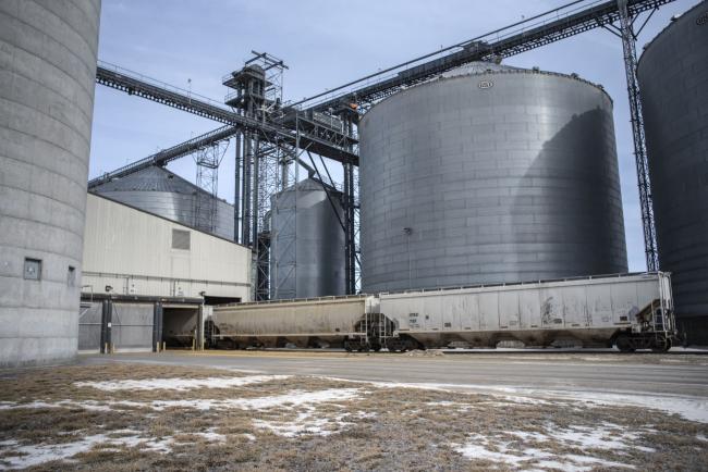 © Bloomberg. Train cars prepare to be loaded with dried distillers grain at the Poet Biorefining facility in Jewell, Iowa, U.S., on Wednesday, Feb. 21, 2018. Renewable Identification Numbers, used by oil refiners and regulators to record compliance of biofuel rules, tracking 2018 ethanol consumption quotas fell 6.1 percent, according to broker data. President Trump and his officials are said to be holding summits to discuss possible changes to the mandate. Photographer: Sergio Flores/Bloomberg