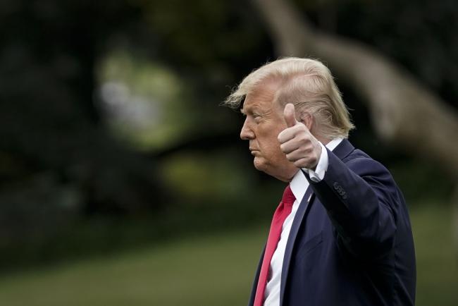 © Bloomberg. WASHINGTON, DC - JULY 24: U.S. President Donald Trump gives a thumbs up as he walks toward Marine One on the South Lawn of the White House on July 24, 2020 in Washington, DC. President Trump is spending the weekend at his Bedminster, New Jersey residence. (Photo by Drew Angerer/Getty Images)