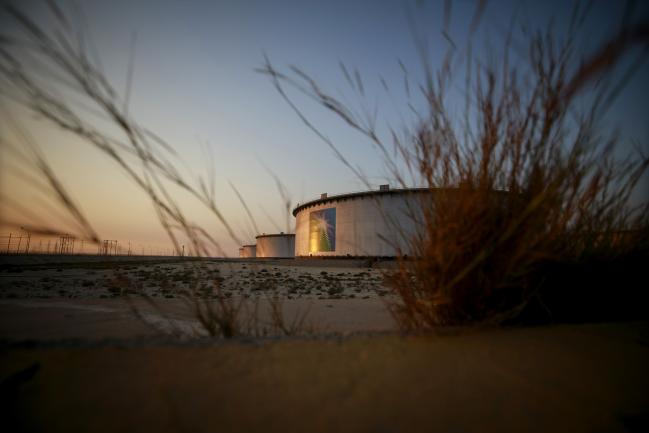 © Bloomberg. An crude oil storage tank at the Juaymah tank farm at Saudi Aramco's Ras Tanura oil refinery. Photographer: Simon Dawson/Bloomberg