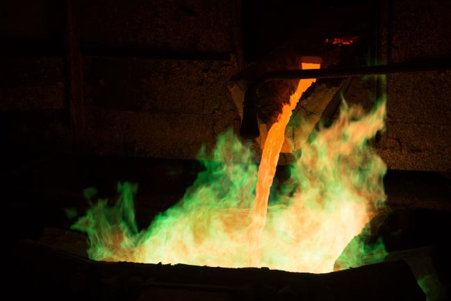 © Bloomberg. Molten copper flows from a crucible in the copper smelting shop at the Uralelectromed Copper Refinery, operated by Ural Mining and Metallurgical Co. (UMMC), in Verkhnyaya Pyshma, Russia, on Thursday, July 30, 2020. Gold surged to a fresh record Friday fueled by a weaker dollar and low interest rates. Silver headed for its best month since 1979. Photographer: Andrey Rudakov/Bloomberg