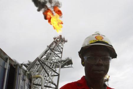 © Reuters. Nigeria is the largest oil producer in Africa, but lacks the infrastructure to refine its own product to meet the needs of its population of 173.6 million.