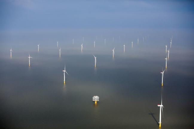 © Bloomberg. Wind turbines sit in the North Sea at the London Array offshore wind farm, a partnership between Dong Energy A/S, E.ON AG and Abu Dhabi-based Masdar, in the Thames Estuary, U.K., on Tuesday, Oct. 27, 2015. Photographer: Simon Dawson