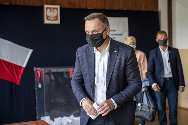 © Bloomberg. KRAKOW, POLAND - JULY 12: Polish President backed by the right-wing Law and Justice party (PiS), Andrzej Duda arrives to cast his ballot during Poland's Presidential elections runoff on July 12, 2020 in Krakow, Poland. The latest polls suggest a close race between the ruling President backed by the conservative right-wing Law and Justice Party, Andrzej Duda and his opponent, Warsaw Mayor and Presidential candidate for the Civic Platform (PO), Rafal Trzaskowski. Experts predict an exact result on Monday as Polish society remains extremely divide on their choice. (Photo by Maja Hitij/Getty Images)